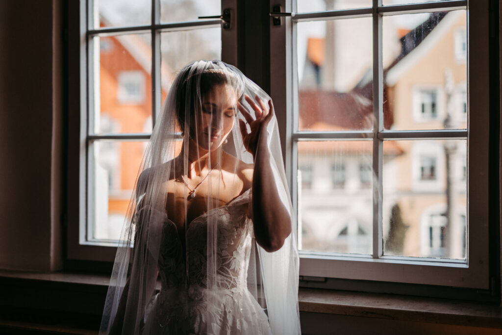 An deinem großen Tag sollst du strahlen – und was könnte da besser passen als ein verführerisches Smokey eye? Dieser Look verleiht deinem Auftritt den perfekten Hauch von Drama und Eleganz, der garantiert alle Blicke auf dich zieht. Ob du die Braut bist oder als stilvolle Gästin glänzen möchtest, ein Smokey Eye macht deinen Augenblick einfach unvergesslich.