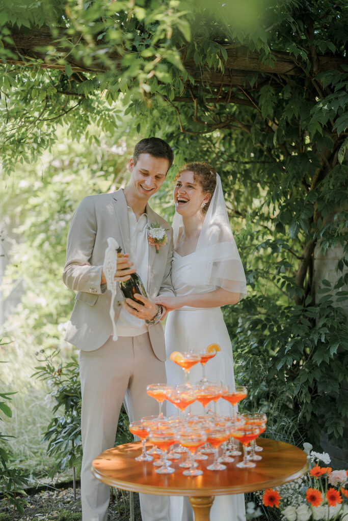 Abendprogramm bis Ausklang: Den perfekten Abschluss planen Hochzeitstorte, Reden und Tanz: Zeitfenster richtig timen Das Abendprogramm ist der emotionale Höhepunkt eures Hochzeitstags und braucht genauso viel Planung wie alles davor. Der Anschnitt der Hochzeitstorte passt idealerweise zwischen 20:00 und 20:30 Uhr. Dann sind alle satt vom Dinner und die Konzentration ist noch da. Plant für diesen Moment inklusive Fotos etwa 15 Minuten ein. Die Reden der Trauzeugen und Familie fügen sich am besten direkt vor oder nach dem Dessert ein, wobei ihr pro Rede ungefähr 5 bis 7 Minuten rechnen solltet. Bei vier Rednern bedeutet das ein Zeitfenster von 20:00 bis 20:30 Uhr. Die Eröffnung der Tanzfläche durch euren ersten Tanz als Ehepaar ist der Übergang zur ausgelassenen Feier. Legt diesen Moment auf etwa 21:00 Uhr, wenn die Dämmerung eine stimmungsvolle Atmosphäre schafft. Der DJ für eure Hochzeit sollte unmittelbar danach die Gäste zum Mittanzen animieren und die Musik schrittweise aufbauen. Plant für die gesamte Tanzphase bis Mitternacht mindestens drei Stunden ein, damit sich eine richtige Partystimmung entwickeln kann. Denkt dabei auch an besondere Momente wie einen Überraschungstanz oder das Werfen des Brautstraußes um 22:30 Uhr. Ein kurzes Feuerwerk oder Funkenregen kann um 23:30 Uhr einen zusätzlichen Akzent setzen. Pufferzeiten einplanen: Warum 15 Minuten Reserve goldwert sind Pufferzeiten sind das Geheimnis entspannter Hochzeitsplanung und sollten zwischen jedem größeren Programmpunkt eingeplant werden. Diese Zeitreserven sind euer Sicherheitsnetz für unvorhergesehene Verzögerungen. Sie verhindern, dass sich Verspätungen wie Dominosteine durch den gesamten Ablauf ziehen. Zwischen dem Ende des Dinners und dem Tortenschnitt solltet ihr beispielsweise bewusst 15 Minuten einplanen, in denen Gäste zur Toilette gehen oder sich unterhalten können. Auch zwischen der letzten Rede und der Eröffnung der Tanzfläche macht ein 10-minütiger Puffer Sinn, damit die Band oder der DJ sich vorbereiten kann und die Gäste ihre Positionen einnehmen können. Diese zusätzlichen Minuten sind wie ein Airbag für euren Zeitplan und geben euch die Möglichkeit, auf Spontanes zu reagieren, ohne in Stress zu geraten. Bei der Hochzeitsplanung gilt die Faustregel: Lieber 15 Minuten Puffer einplanen und diese Zeit geschenkt bekommen, als gehetzt von einem Programmpunkt zum nächsten zu eilen. Besonders wichtig sind Pufferzeiten vor zeitgebundenen Momenten wie der Golden Hour für Fotos oder dem vertraglich vereinbarten Ende der Location-Miete. Ein professioneller Hochzeitsplaner rechnet diese Zeitreserven automatisch mit ein und kommuniziert sie klar an alle Dienstleister. So entsteht ein realistischer Zeitplan, der Raum für spontane Momente lässt, ohne den strukturierten Ablauf zu gefährden. Von der Hochzeitslocation abhängige Zeitfenster berücksichtigen Styled by The Wedding Atelier