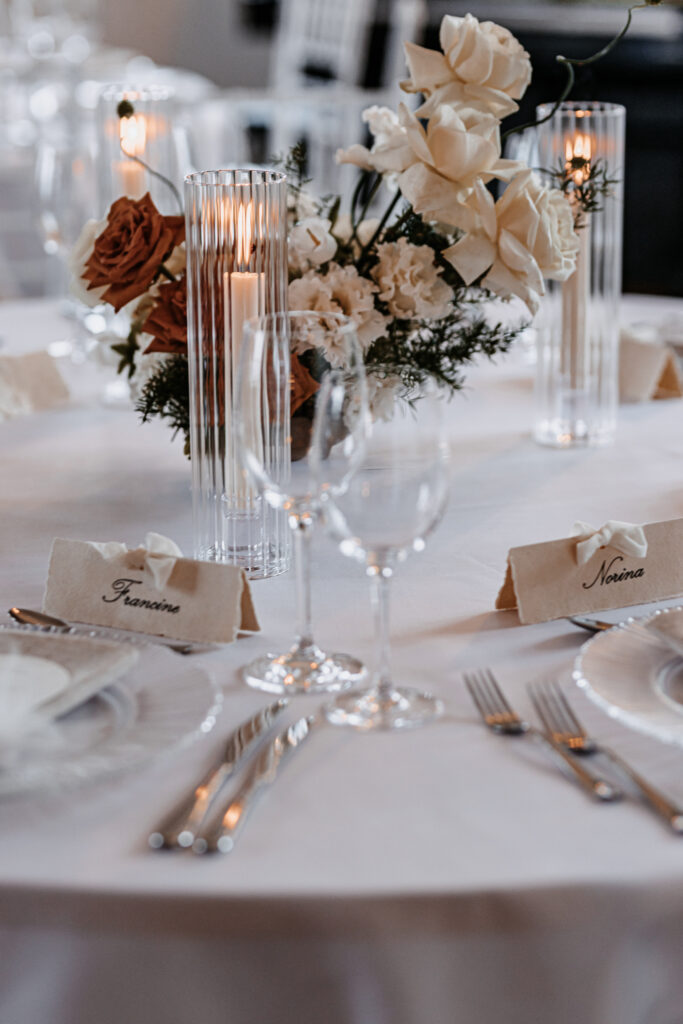 Hochzeitspapeterie ist mehr als schöne Dekoration – sie strukturiert euren Hochzeitstag und informiert eure Gäste zuverlässig. Doch was braucht ihr wirklich, wann solltet ihr was bestellen und welche Kosten kommen auf euch zu? Als Hochzeitsplanerin aus Herisau begleite ich Paare in der Ostschweiz durch genau diese Fragen. In diesem Beitrag zeige ich dir, welche Papeterie-Elemente zu welchem Zeitpunkt wichtig werden, wie du das passende Design findest und worauf du bei der Zusammenarbeit mit Grafikern achten solltest. So behaltet ihr den Überblick – ohne unnötigen Stress und mit realistischem Budget.